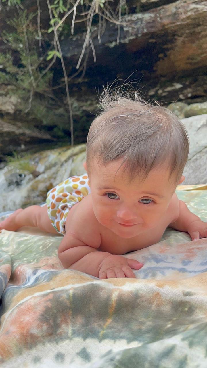 O Nauê ainda bebê, ao ar livre